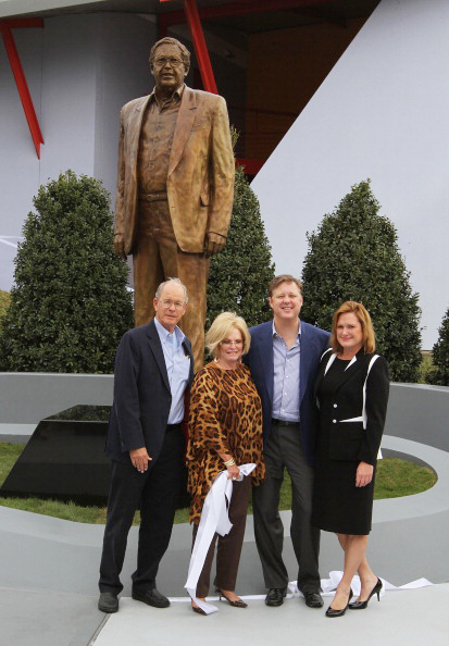 (L-R) Jim France, Betty Jane France, Brian France and Lesa France Kennedy stand with a statue of Bill France Jr at Daytona International Speedway - Ph. Getty Images/NASCAR
